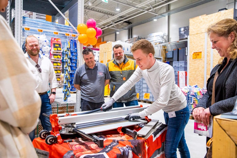 Demonstratie van een tegelsnijder in de Hornbach bouwmarkt.