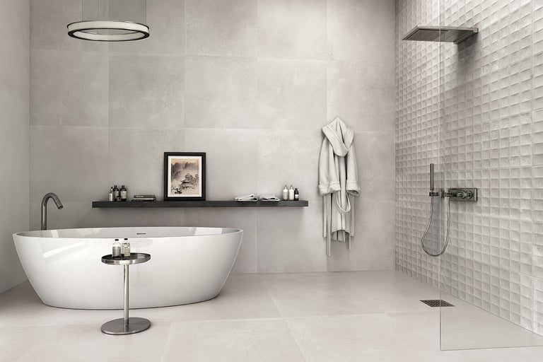 Moderne badkamer met bad, douche en tegels