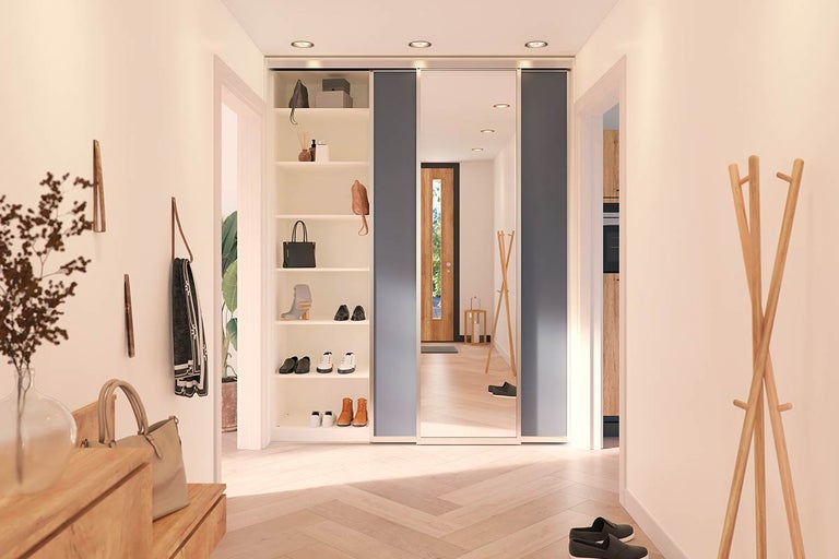 Hal met inbouwkast, spiegeldeuren en houten vloer
