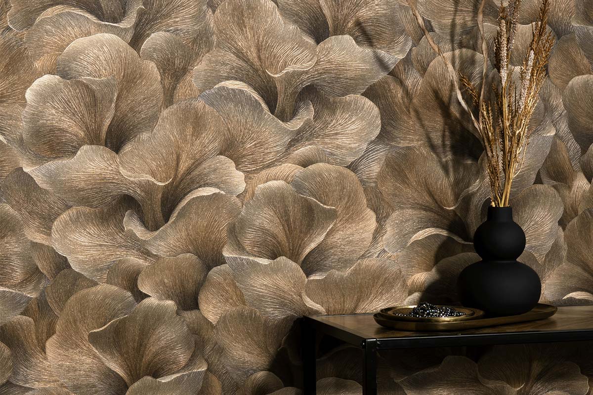 Close-up van een behang met bloemmotief en decoratieve bloemenvaas op een tafel