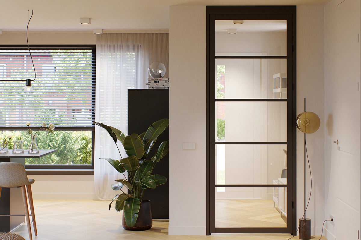 Lichte woonkamer met glazen deur, vloerlamp en kamerplant