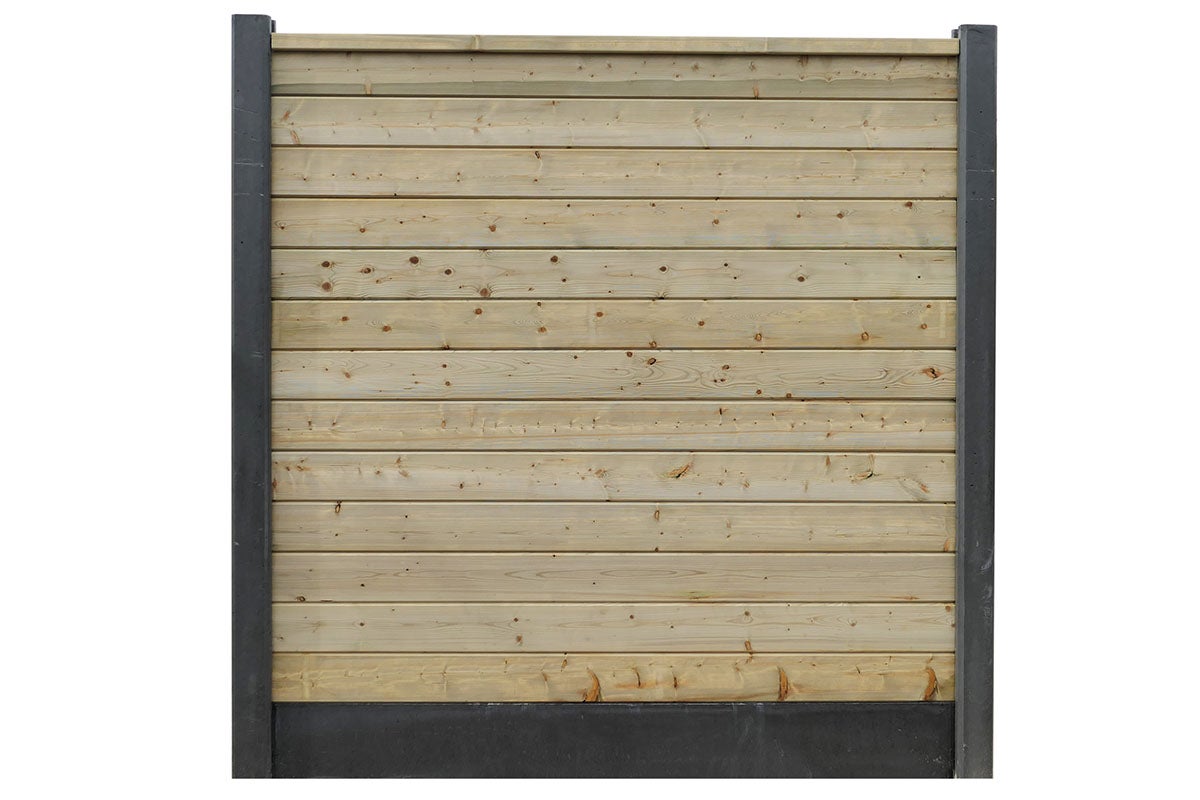 Houten schutting met betonnen palen en betonnen voet