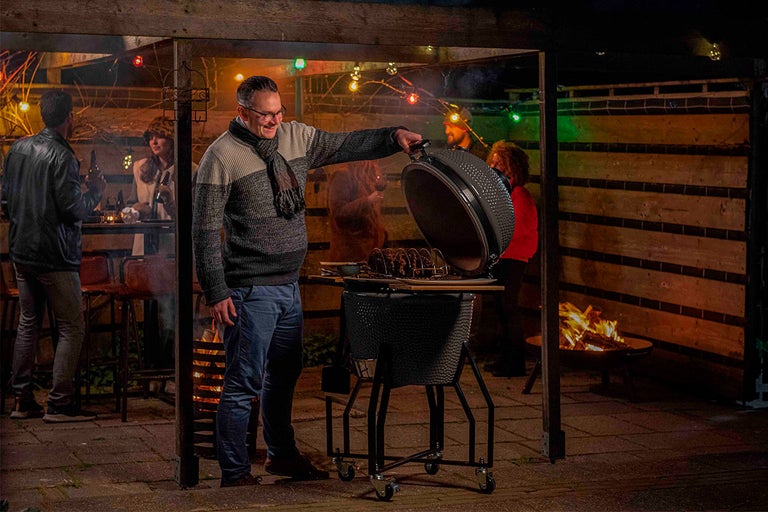 Barbecuescène met mensen buiten en barbecue