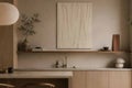 Minimalistische keuken in Japandi-stijl met houten kasten, stenen aanrechtblad, wandplank en groot gestructureerd kunstwerk in natuurtinten.