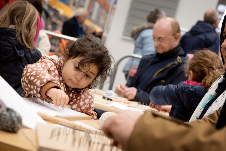 Kinderen nemen deel aan een knutselworkshop