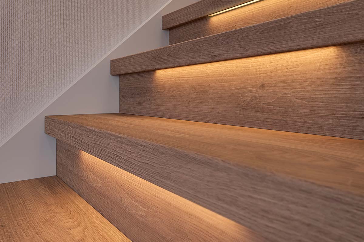 Houten trap met geïntegreerde ledverlichting onder de traptreden
