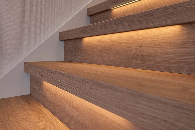 Houten trap met geïntegreerde ledverlichting onder de traptreden