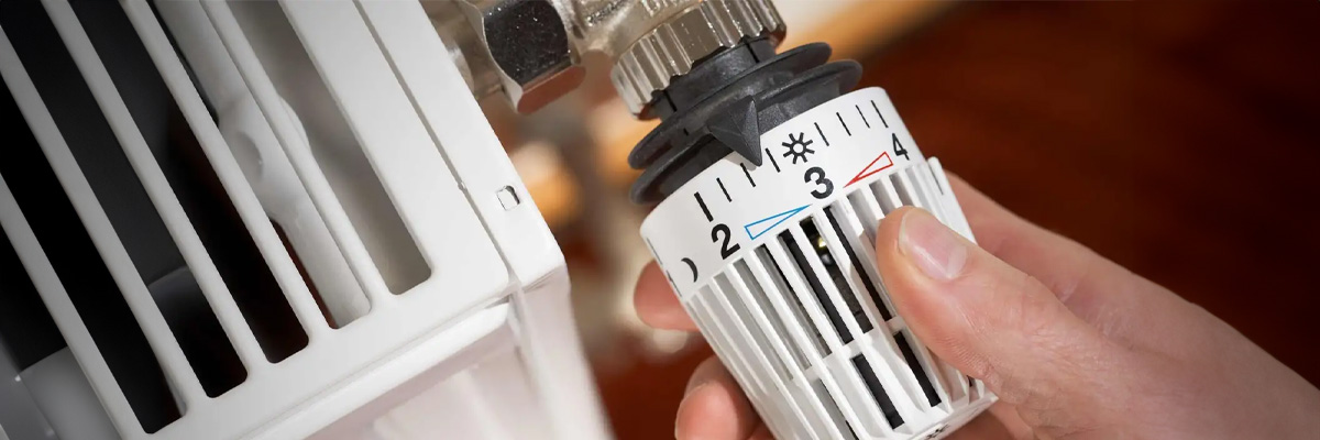 Radiatorknop wordt bediend door een hand