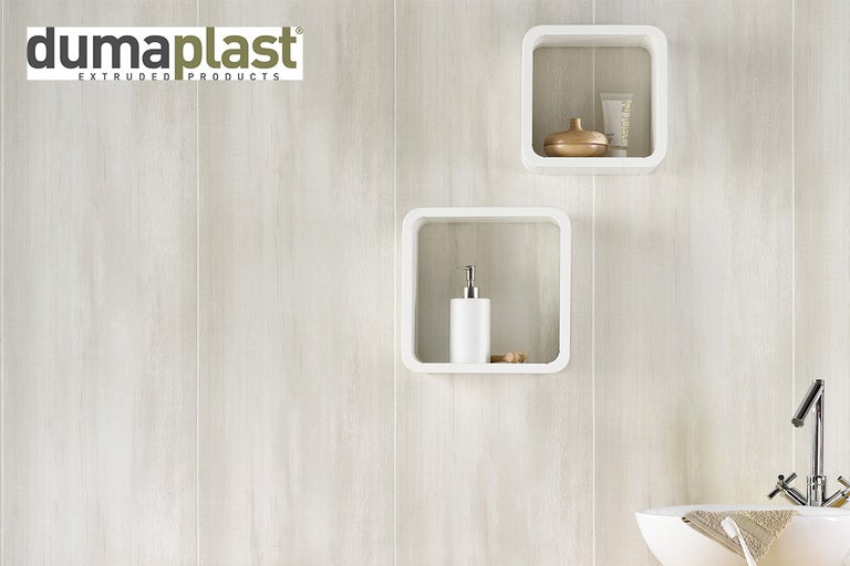Badkamermuur met Dumatplast panelen, witte planken en wastafel