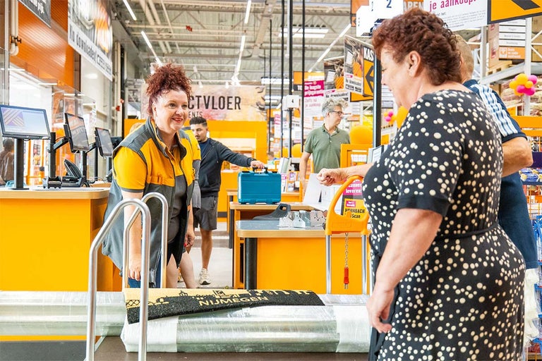 Klanten en personeel bij de kassa in de Hornbach bouwmarkt