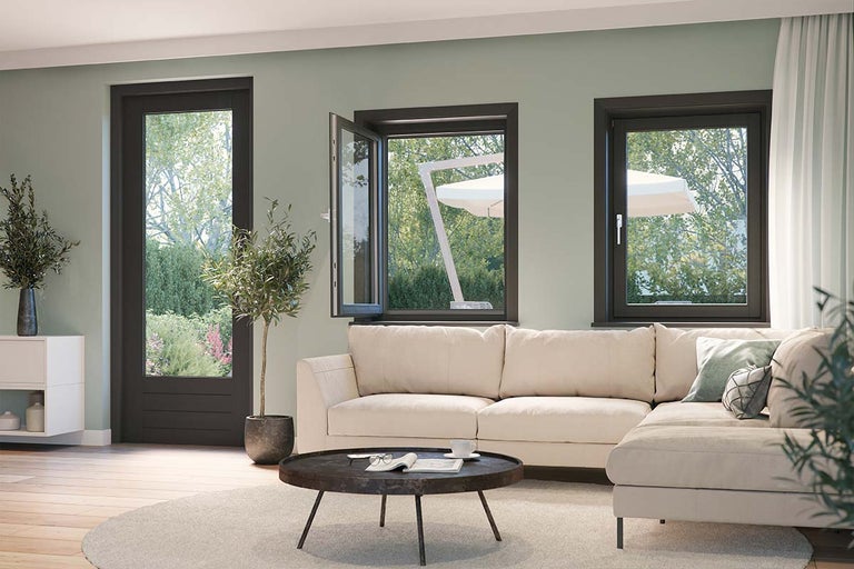 Lichte woonkamer met raam en openslaande deuren naar buiten