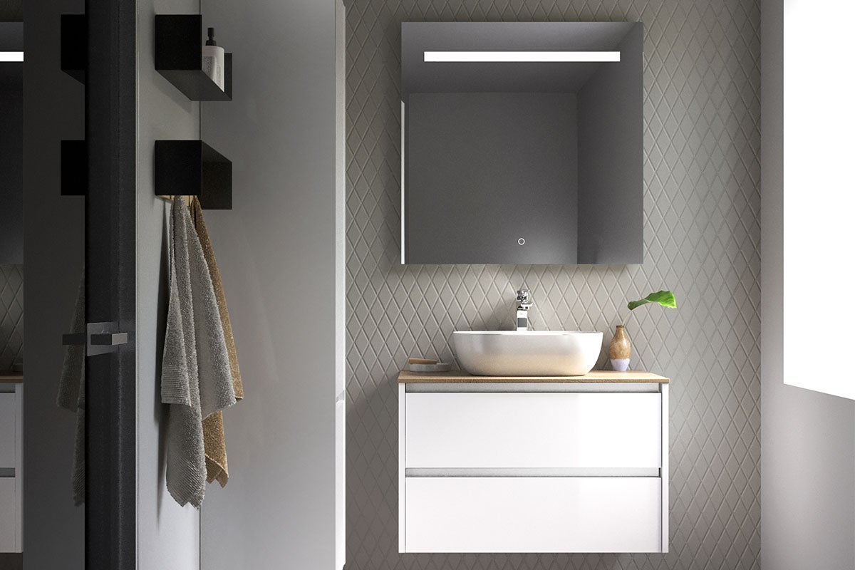 Moderne badkamer met wit wastafelmeubel, houten wastafelblad, ovale opzetwastafel en verlichte spiegel tegen een wand met ruitpatroon.
