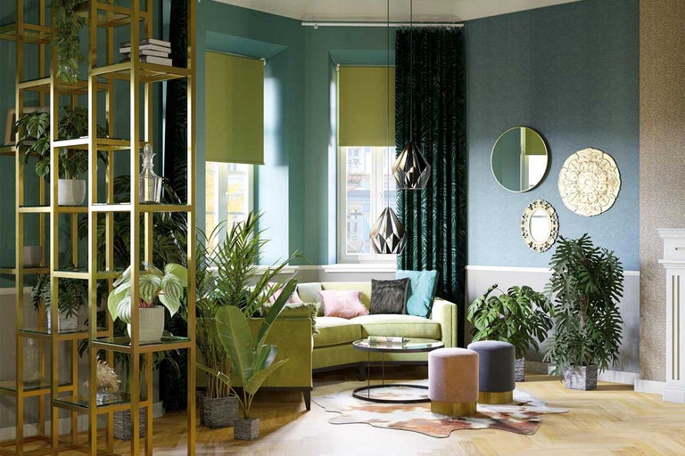 Woonkamer met bank, planten, rekken en decoratieve elementen in een stijlvolle ambiance.
