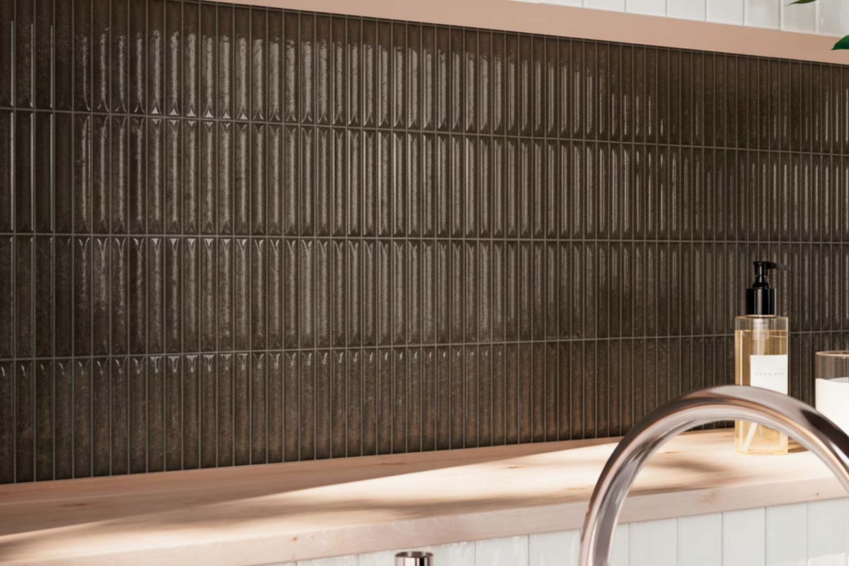 Smalle wandtegels in verticale opstelling als keukenachterwand boven een houten werkblad.
