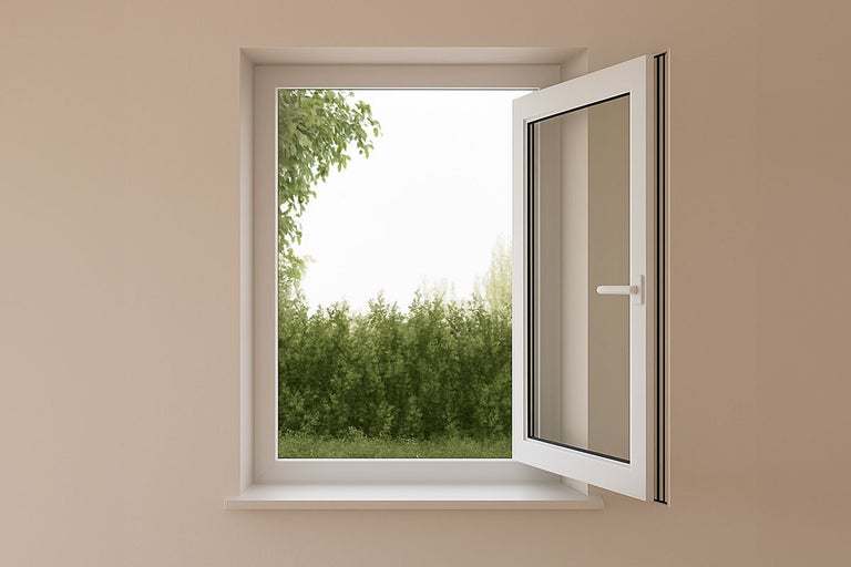 Geopend raam met uitzicht op groen