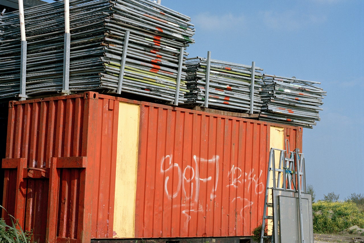 Gestapelde steigers op een opslagcontainer