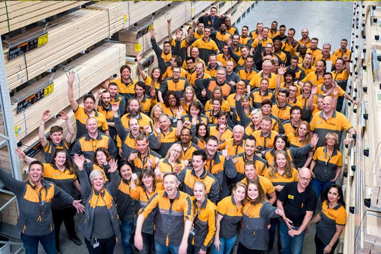 Grote groep Hornbach medewerkers in een bouwmarkt