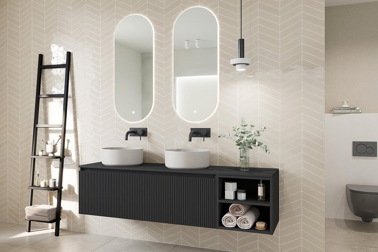 Moderne badkamer met wastafel, spiegels, ladderkast en tegels