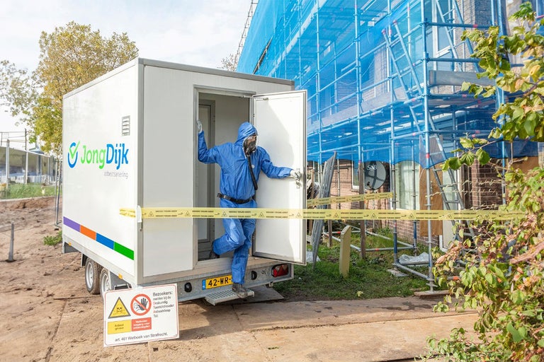 Asbestsanering met JongDijk mobiele container en beschermende kleding