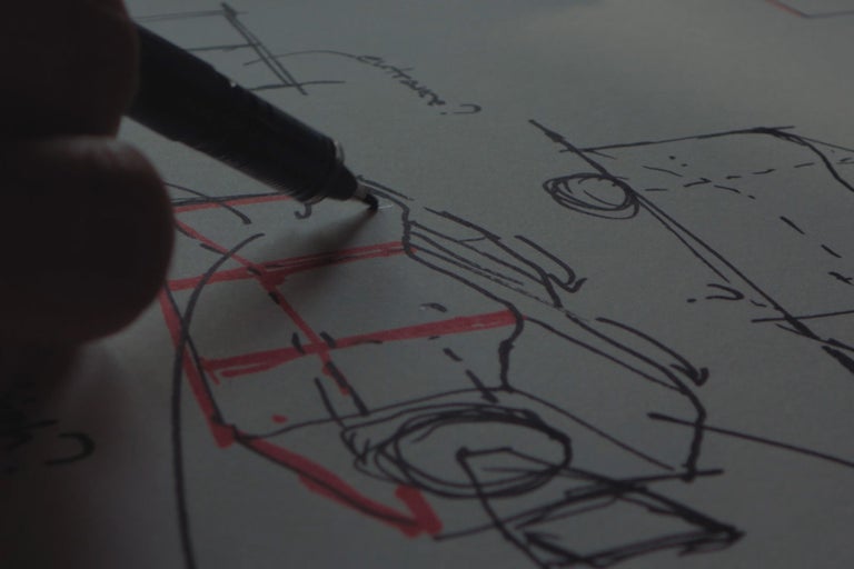 Hand tijdens het tekenen van een architecturale schets met een pen op papier