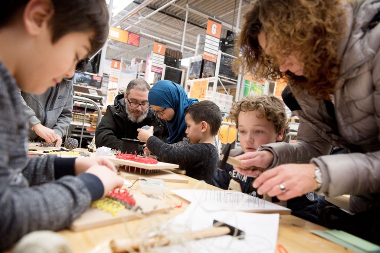 Familie neemt deel aan een workshop in de Hornbach bouwmarkt en maakt draadfiguren