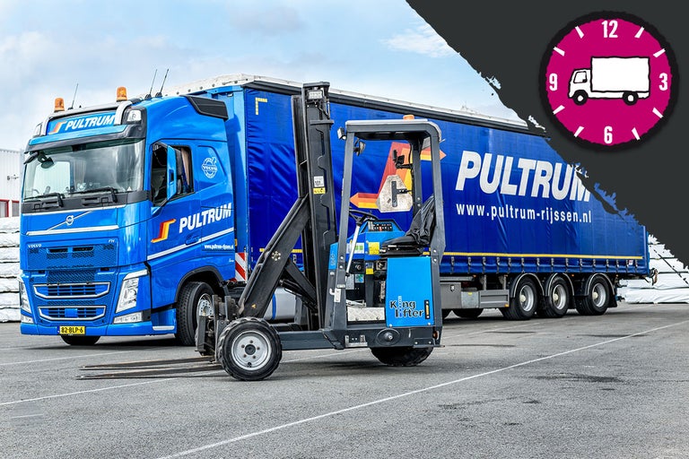 Blauwe vrachtwagen met vorkheftruck voor goederenlevering