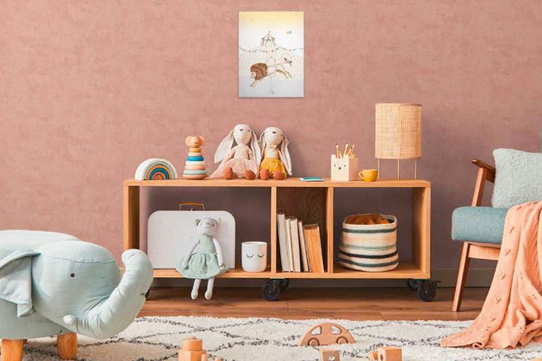 Kinderkamer met houten plank, speelgoed en een afbeelding aan de muur