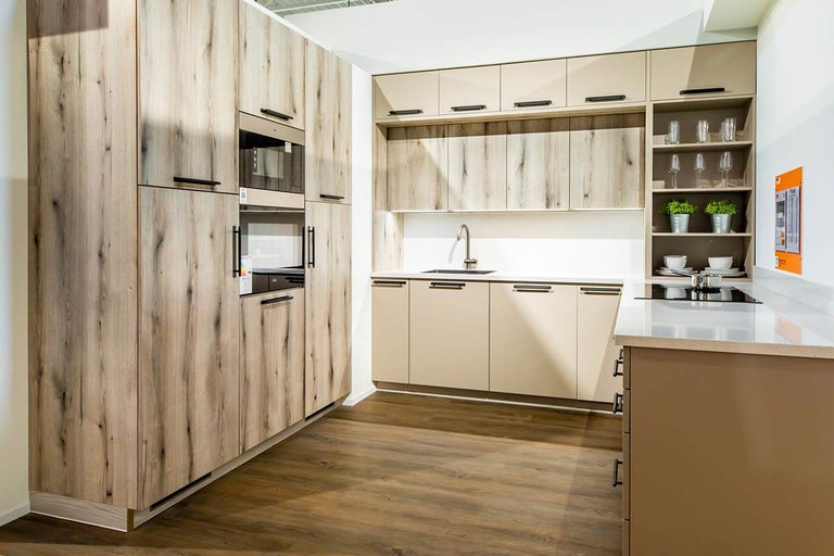 Moderne keuken met inbouwkasten, spoelbak en apparatuur.