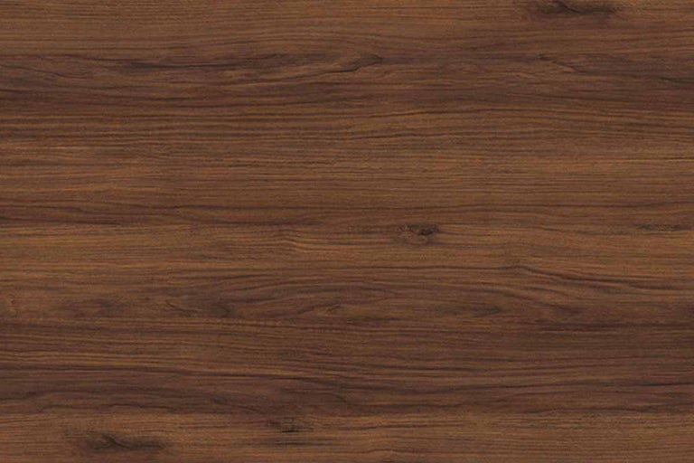 Donker houten oppervlak met horizontale nerf en natuurlijke noesten.