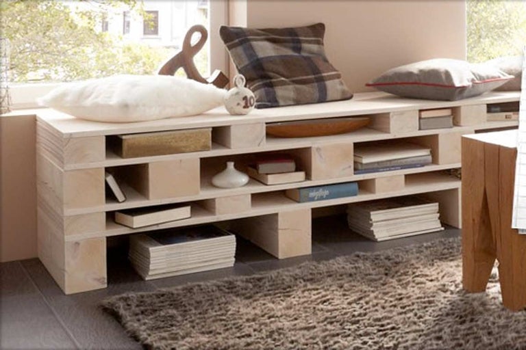Houten palletkast met kussens, decoratie en tapijt