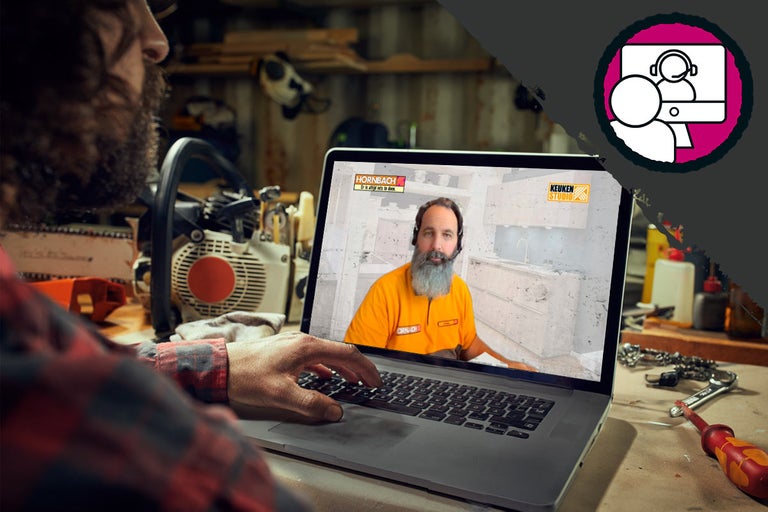 Symbool voor online advies met persoon en computer