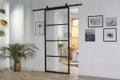 Interieurweergave met glazen schuifdeur in zwart frame Interieurweergave met glazen schuifdeur in zwart frame