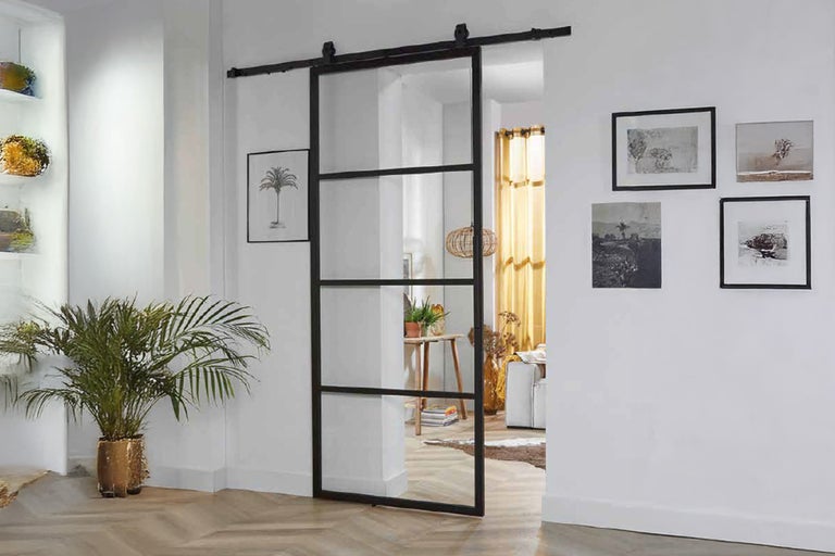 Interieurweergave met glazen schuifdeur in zwart frame