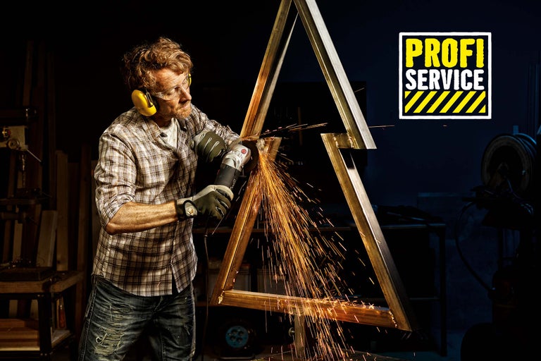 Een man met een veiligheidsbril en gehoorbescherming bewerkt metaal met een haakse slijper, waarbij vonken ontstaan; op de achtergrond het logo van Profi Service.