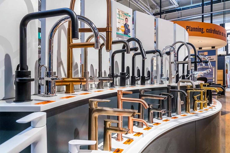 Tentoonstelling van diverse keukenkranen in de Hornbach-winkel