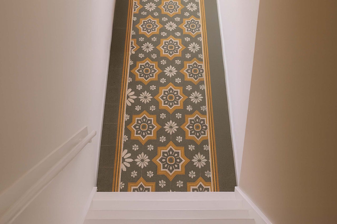 Gang met tegelpatroon in een trappenhuis