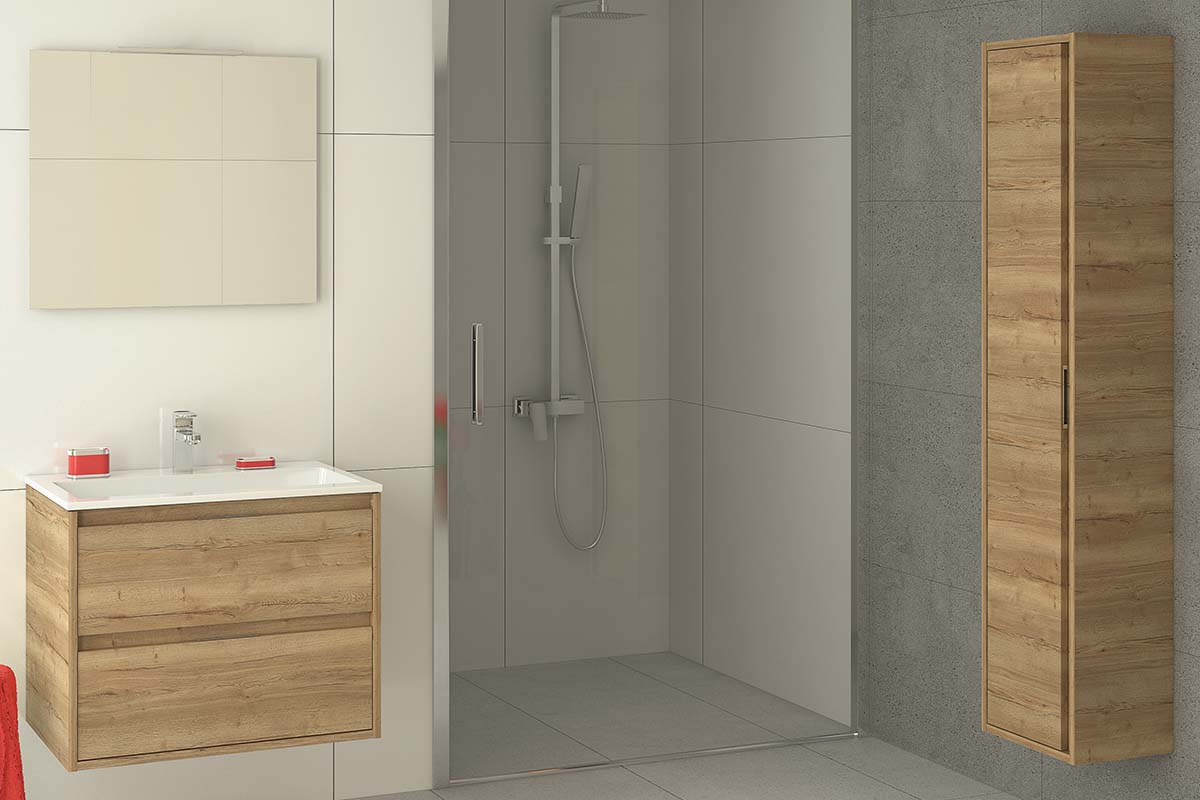 Moderne badkamer met wastafelmeubel in houtlook, witte wastafel, bijpassende kolomkast en een inloopdouche met glazen wand.