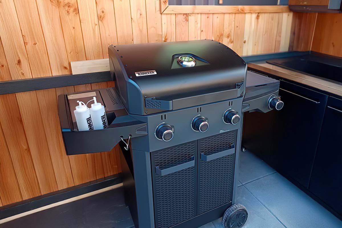 Tenneker gasbarbecue met drie branders en zijplank