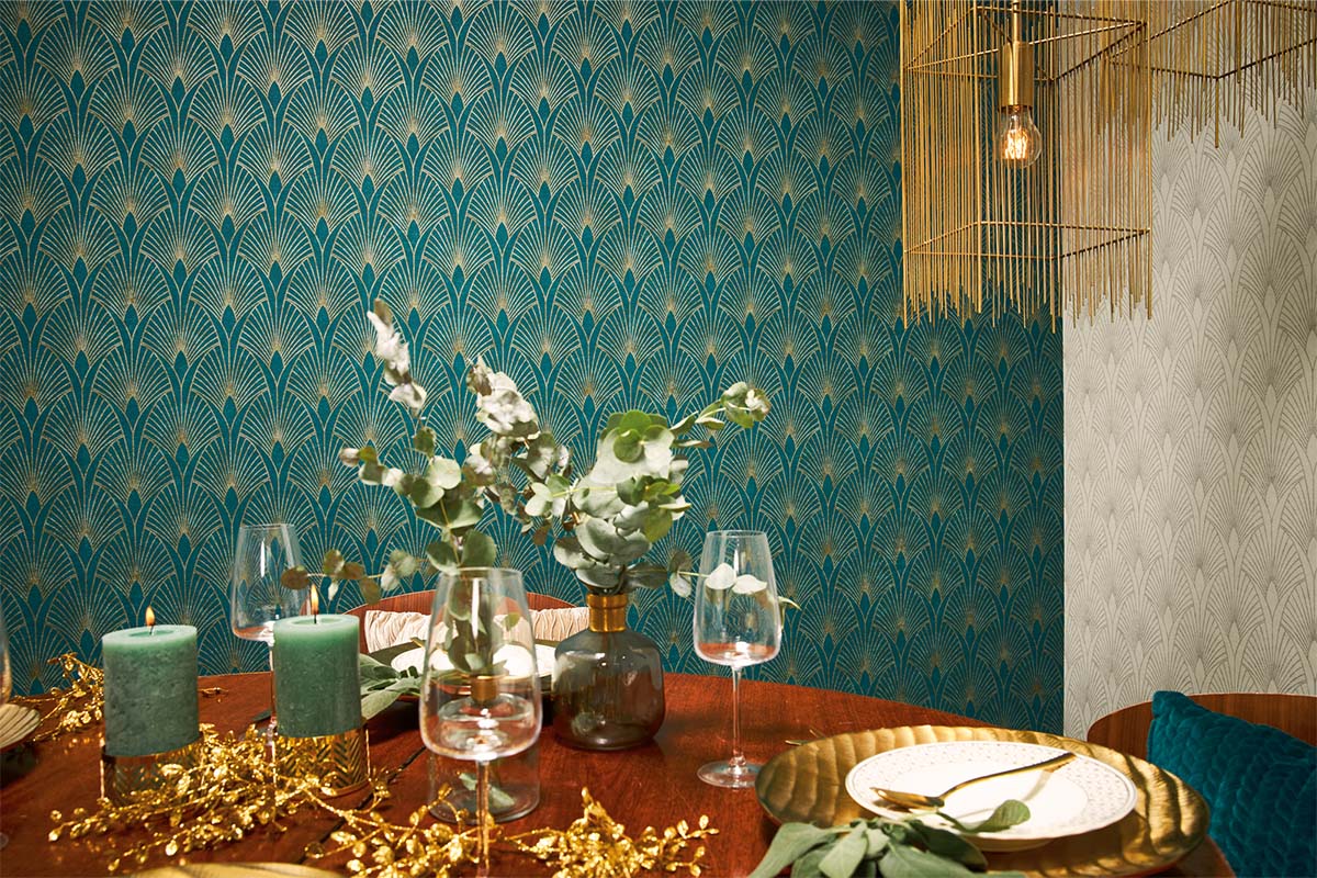 Feestelijk gedekte tafel met groen en goudkleurig art-decobehang op de achtergrond.