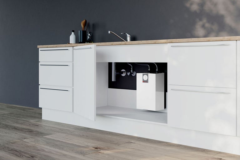 Keukenscène met een close-in boiler onder de gootsteen