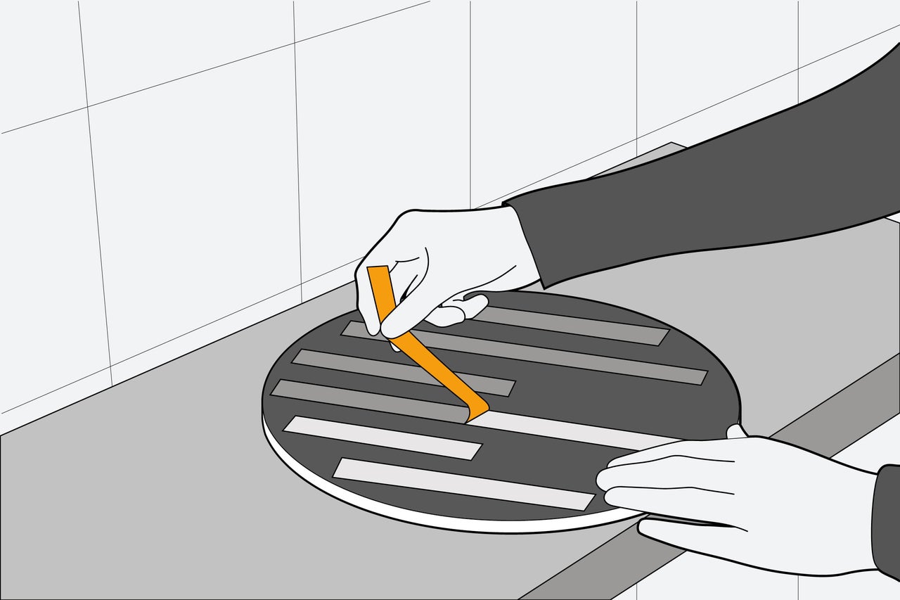 Illustratie van een hand die een beschermfolie verwijdert van een plakstrip op de achterkant van een ronde spiegel.