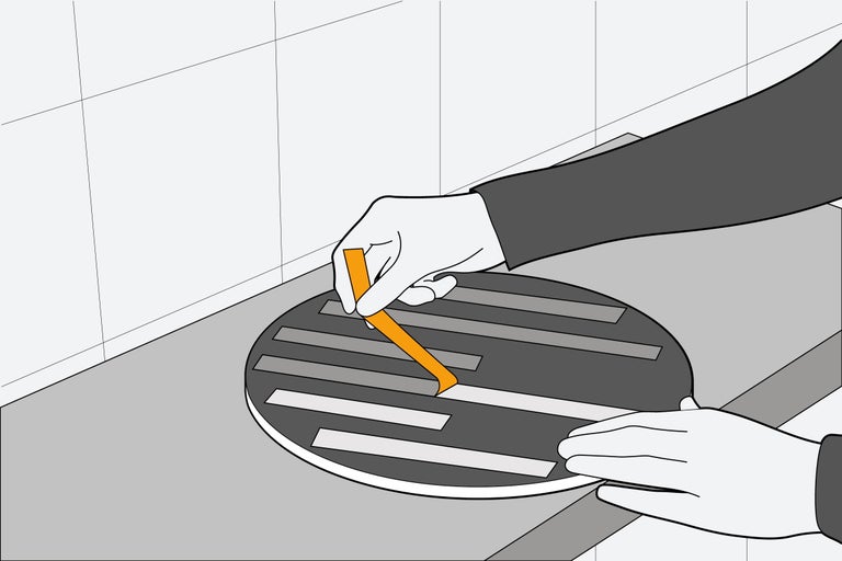 Illustratie van een hand die een beschermfolie verwijdert van een plakstrip op de achterkant van een ronde spiegel.