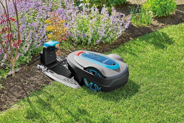 Gardena robotmaaier met laadstation op een gazon