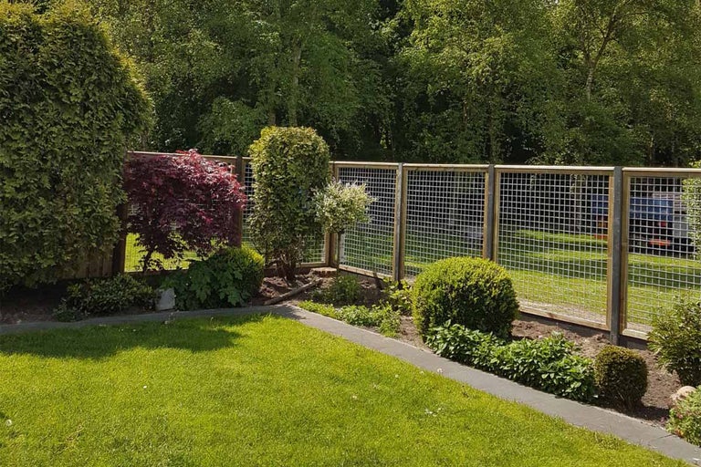 Tuin met houten schutting en gaas