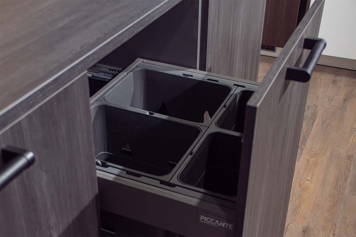 Keukenkast met uittrekbare afvalemmer van het merk Piccante