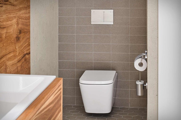Moderne badkamer met hangtoilet, bedieningspaneel en tegels