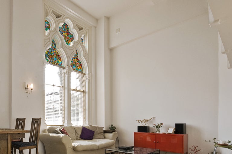 Woonkamer met raam, bank en dressoir