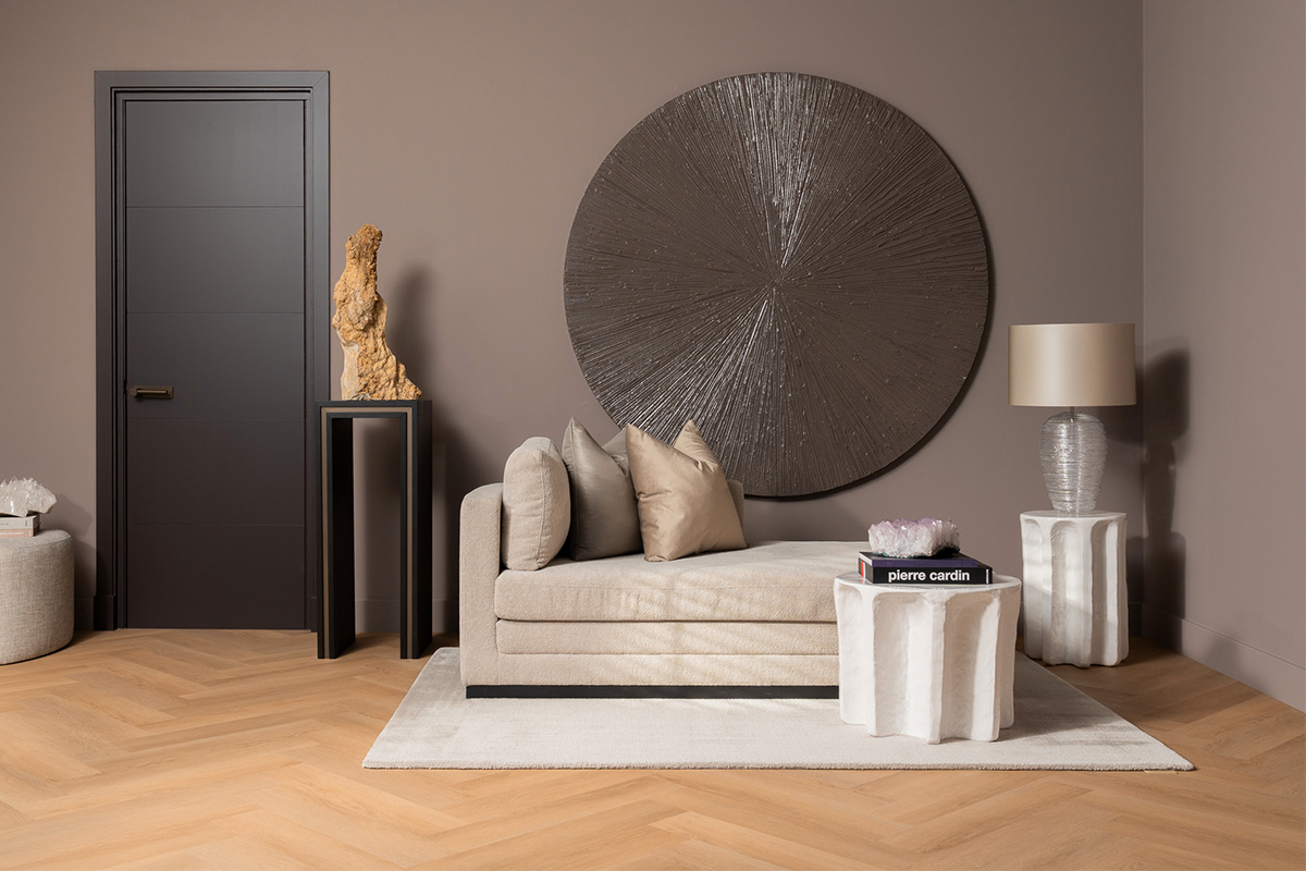 Moderne woonkamer met bank, decoratieve elementen, lamp, tafel en deur