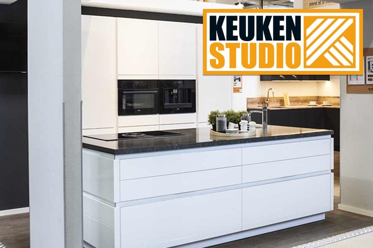 Keukenstudio met keukenblok en kookeiland