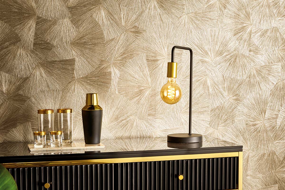 Decoratief interieur met patroonbehang, cocktailglazen, shaker en lamp op een dressoir